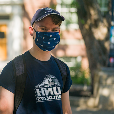 学生穿着印有UNH字样的t恤，戴着口罩
